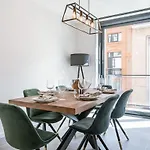 Huswell - Modern Apartment For Up To Five People