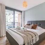 Huswell - Modern Apartment For Up To Five People